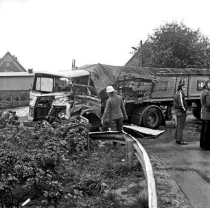 Verkehrsunfall: Dorfring: Landesstraße Richtung Stapelfeld: zwei Lkws: Lkw mit zertrümmertem Fahrerhaus in Leitplanke quer über Straße: davor Feuerwehrmann: rechts zwei Männer: hinten Häuser