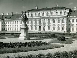 Schleißheim (Oberschleißheim). Neues Schloss (1701/1726; E. Zuccalli). Teilansicht der Gartenseite