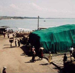 Winneba, Ghana. Lagerung von Waren an der Küste