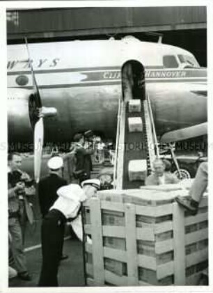 Ein amerikanisches Flugzeug mit Lebensmitteln für die DDR wird Berlin-Tempelhof entladen