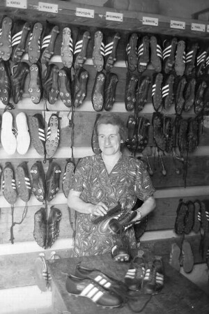 Pflege der Schuhe der KSC-Spieler durch Frau Barbara Theuerer.