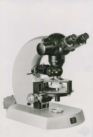 Mikroskop "Standard Universal" mit Auflichteinrichtung der Carl Zeiss AG