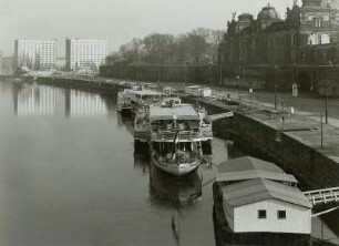 Dresden, Blick von der Georgi-Dimitroff-Brücke (Augustusbrücke, Altstädter Seite) nach Osten auf Schiffslandeplatz, Brühlsche Terrasse mit Kunstakademie und die beiden neuen Hochhäuser : Dresden, Weiße Flotte