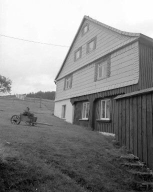 Schöneck-Eschenbach, Schönecker Straße 15. Gehöft (1768). Wohnhaus. Feldansicht der Giebelseite