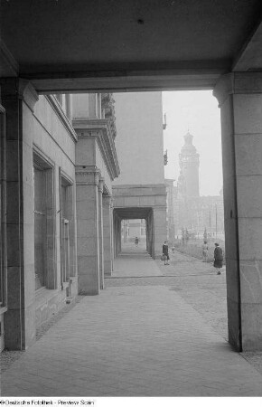 Blick in die Windmühlenstraße mit dem Neuen Rathaus im Hintergrund