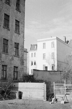 Blick in einen Hinterhof mit Gartenanbau