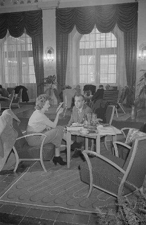 Internationale Besucher des Ausstellungstreffes in der Unteren Wandelhalle während der Frühjahrsmesse