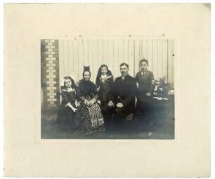 Gruppenbild einer Familie in Tracht