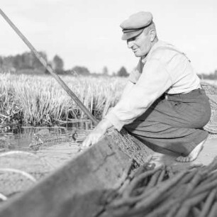 Fischer Jedro aus Leipe mit dem Kahn beim Fischfang. : Rybar Jedro z Lipjego z čołmom při łójenju rybow.