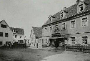 Niedergorbitz (Dresden-Gorbitz).Stadtteilansicht mit Wohnhaus mit Drogerie-Farben-und-Colonialwaren-Handlung (Nr. 7)