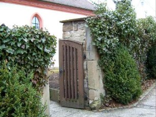 Ansicht von Norden - Kirchhofmauer im Querschnitt mit Mauerstärke (Wehrgang mit Steinbrüstung 1830 abgetragen)