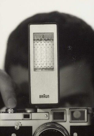 Braun Blitzgerät „hobby F 270“ und Leica Kleinbildkamera „M2"