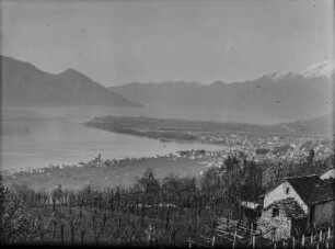 Stadt am See : Panoramablick auf eine Stadt an einem See, im Hintergrund Gebirgszüge