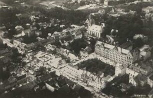Lichtenstein-Callnberg. Callnberger Markt und Pfarrkirche. Luftbildschrägaufnahme von SO