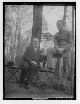 Gruppenporträt mit Viktor Hedenus, Hermann Rocholl und der Tochter der Fotografin