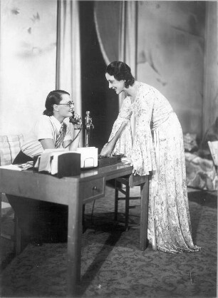 Nina. Komödie in drei Akten von Bruno Frank. Staatsschauspiel Dresden, Uraufführung 03.09.1931 : Cara Gyl als Sekretärin Eva Weininger und Alice Verden als Nina Breuer