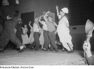Darbietung des Tanzes "Der junge Kapitän" vom Volkskunstensemble der Deutsch-Sowjetischen Freundschaft in der Messehalle 4
