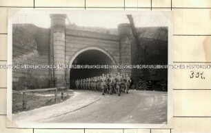 Angehörige der Ordnungspolizei beim Marsch durch einen Tunnel