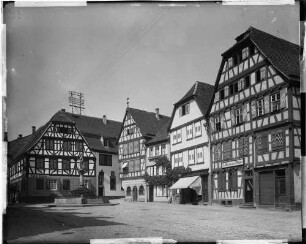 Bretten Marktplatz Hotel Krone (1601) Marktbrunnen mit Statue vom Pfalzgrafen Friedriche II (1554), Gasthaus Zur Blume (18 Jahrhundert)