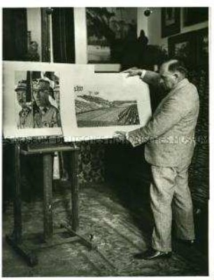 Der Maler Ernst Vollbehr mit Bildern vom Reichsparteitag in seinem Berliner Atelier