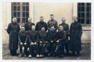 Foto einer Gruppe Kriegsgefangener aus dem Lager Camp du Larzac - Personenkonvolut