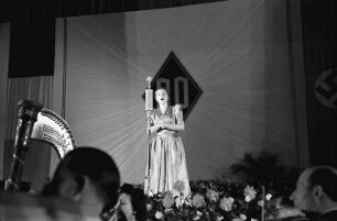 Bukarest: Aro-Palast, deutsch-rumänische Stunde, Lore Hofmann singt