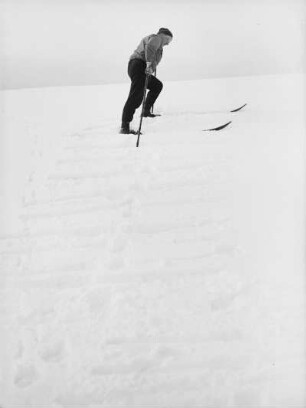 Skiläufer beim Treppenschritt (quer zum Hang ausgeführter Schritt beim Aufstieg)