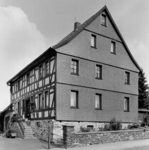 Fachwerkwohnhaus und Scheune; Alsfeld, Lauterbacher Straße 22