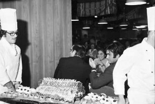 Freiburg: Kaufhof; rumänische Woche; Köche bauen Buffet auf