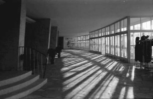 Freiburg: Stadthalle; Wandelhalle mit Garderoben
