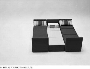 Sitzgruppe (variabel) : Variable Sitzgruppe (1972; Möbelkombinat Halle). Ansicht mit Beistelltischen