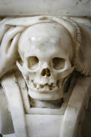 Frankreich. Bretagne. Finistere. Saint Pol de Leon. Ancienne Cathedrale. Kästchen mit exhumierten Schädeln