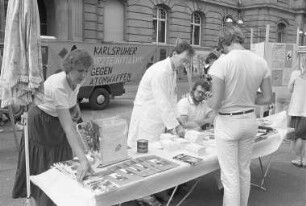 Aufklärungsaktion der "Karlsruher Ärzteinitiative gegen Atomwaffen" auf dem Europaplatz