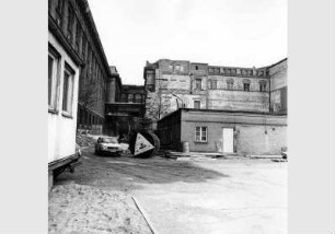 Blick auf die Garagen und Arbeitsräume der Kraftfahrer vor dem Hintergrund des Neuen Museums und des Pergamonmuseums