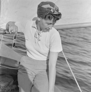 Elisabeth Gremmler mit Sonnenbrille auf einem Segelboot