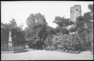 Oschatz. Kriegerdenkmal und alter Stadtturm