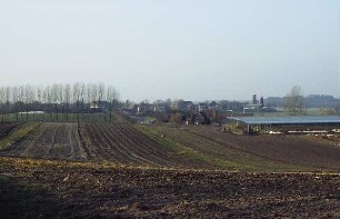 Wolkenwehe: Feld, dahinter Wohngebiet
