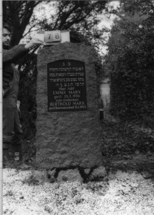 Grabstein 78 (Index: 100093937) Maße HxBxT: 135x58x24 cm Besonderheit: kulturhistorisch wertvoll / hist.-wiss. Gründe (Gedenkinschrift für Schoah-Opfer): Grabstein 78