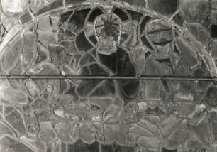 Erfurt. Barfüßerkirche. Chor. Farbige Glasfenster (nach der Restaurierung 1960). Ostfenster, Mittelbahn, Zeile 12: Gastmahl im Hause Simon mit der Fusswaschung und Salbung Christi durch Magdalena. Zustandsaufnahme: Rückseite (Auflicht), Ausschnitt: obere Hälfte des Medaillons(spätromanisch)