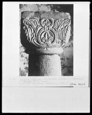 Kapitelle aus der ehemaligen Krypta
