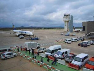 Airport Girona - Ryanair-Boeing 737 und Tower : Passagiere verlassen eine Ryanair-Maschine, Tower (rechts). Aufgenommen am 18. April 2012 auf dem Gelände des Airports Girona Costa Brava