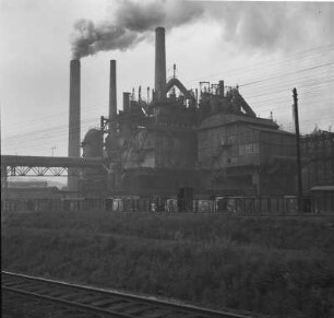 Völklingen, Hochofenanlage : Völklingen. Völklinger Hütte. Hochofenanlage, vom Bahnhof aus gesehen