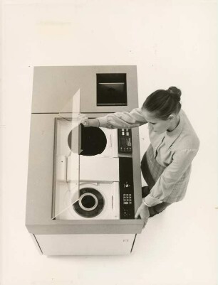 Datenerfassungssystem "IBM 3740" mit Diskette der IBM Corporation