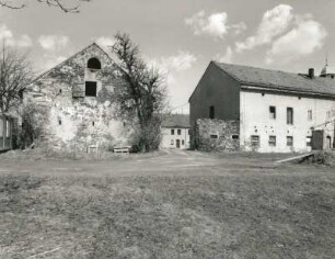Wachau-Leppersdorf, Mühlstraße 16. Bauerngut und ehem. Erbgericht (2. H. 19. Jh.). Feldseite der Scheunen