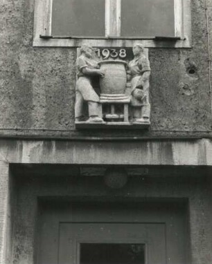 Meißen-Bohnitzsch, Karl-Marx-Straße 2. Wohnhaus einer Wohnanlage (1938). Töpfer-Relief über einer Haustür