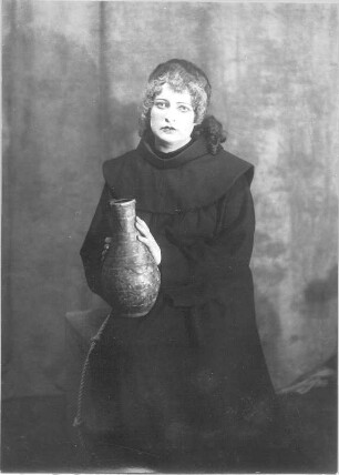 Die Macht des Schicksals. Oper von Giuseppe Verdi. Staatsoper Dresden, deutsche Uraufführung der Werfelschen Übertragung 20.3.1926 unter Leitung von Fritz Busch : Meta Seinemeyer (Donna Leonore) als Einsiedlerin in der Klause des Franziskanerklosters