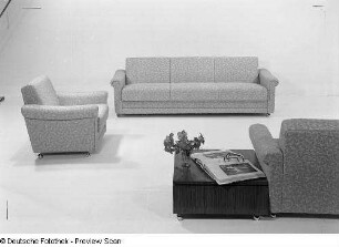Beistelltisch : Sitzgruppe (1972; Polstermöbelkombinat Oelsa-Rabenau (PMK)) und Beistelltisch