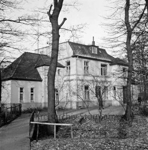 Amts- und Gemeindeverwaltung: "Togohof": vorn Glinder Au mit Baumbestand: links Brücke: hinten rechts Fußgänger