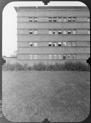 Dresden-Friedrichstadt, Bodelschwinghstraße 1/3. Ehem. Obdachlosenheim für Männer (Medizinische Berufsfachschule am Krankenhaus Dresden-Friedrichstadt, 1928; P. Wolf). Seitenfront (Teilansicht) von Süden