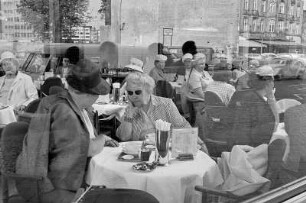 Berlin. Rund um den Breitscheidplatz. Im Café